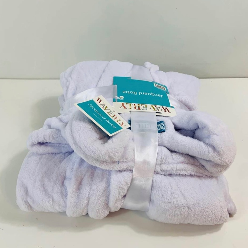 Brand New Women’s Waverly Jacquard White Plush Robe - Picture 4 of 4
